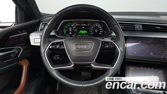 Audi e-tron 2020 — фото 19