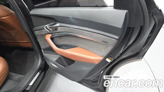 Audi e-tron 2020 — фото 15