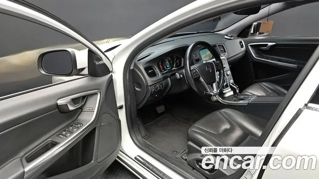 Volvo S60 2015 — фото 10