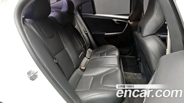 Volvo S60 2015 — фото 11