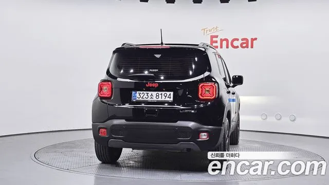 Jeep Renegade 2023 — фото 4