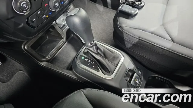 Jeep Renegade 2023 — фото 12