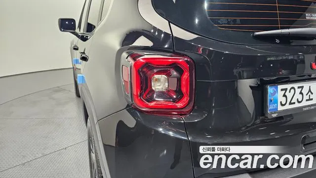 Jeep Renegade 2023 — фото 9