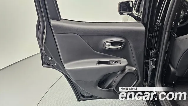 Jeep Renegade 2023 — фото 15