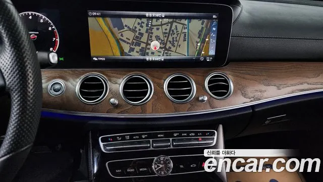 Mercedes-Benz E-Class 2018 — фото 18