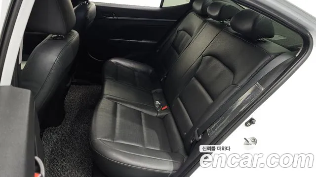 Hyundai AVANTE 2018 — фото 11