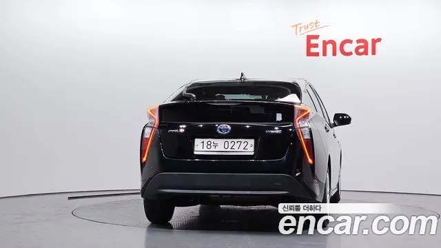 Toyota Prius 2017 — фото 4
