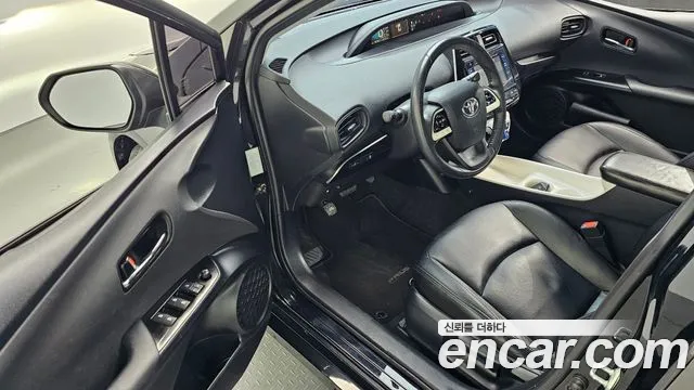Toyota Prius 2017 — фото 10