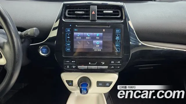 Toyota Prius 2017 — фото 16