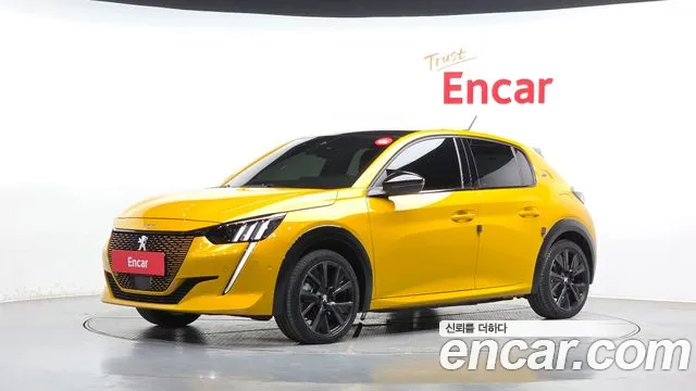 Peugeot 208 2023 — фото 1