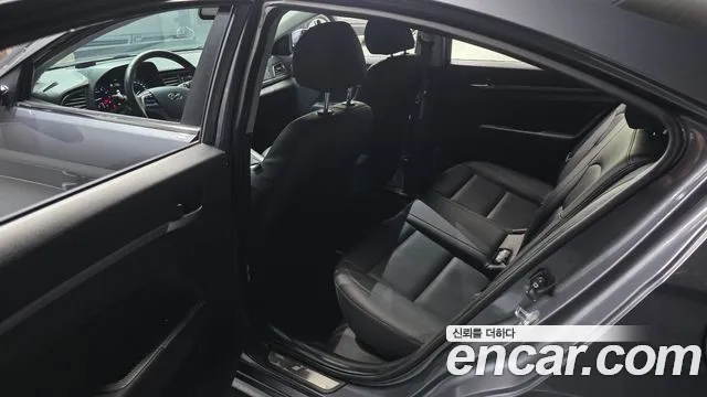 Hyundai AVANTE 2018 — фото 11