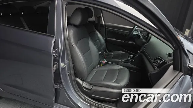Hyundai AVANTE 2018 — фото 12