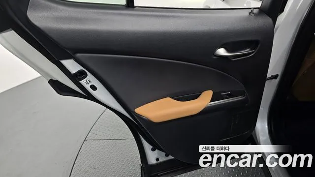 Lexus UX 2025 — фото 15