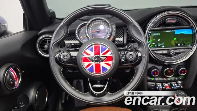 Mini Cooper Convertible 2019 — фото 19