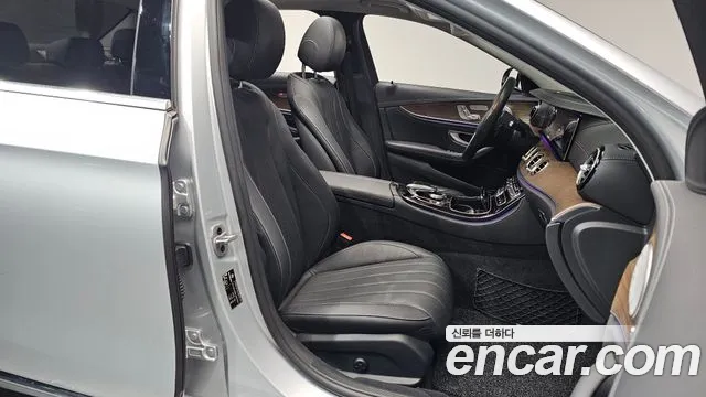 Mercedes-Benz E-Class 2020 — фото 18