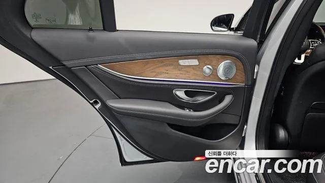 Mercedes-Benz E-Class 2020 — фото 15