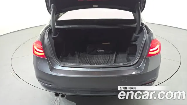 BMW 3-Series 2018 — фото 18