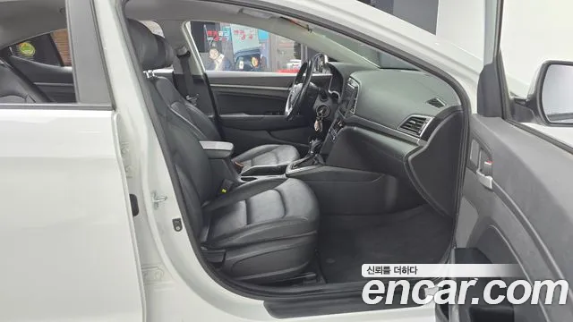 Hyundai AVANTE 2017 — фото 11