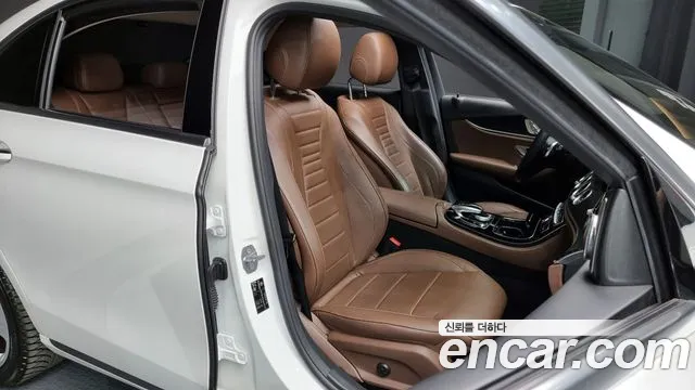 Mercedes-Benz E-Class 2018 — фото 12