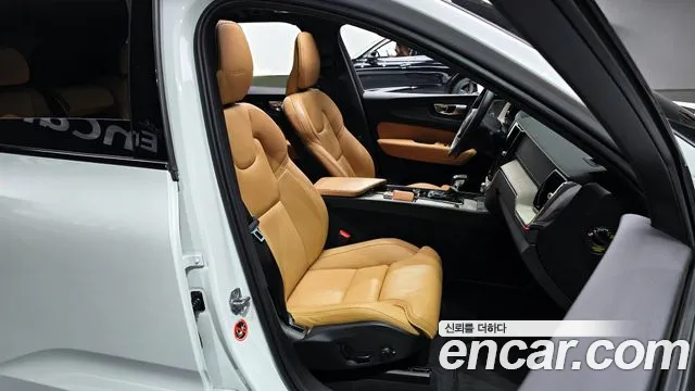 Volvo XC60 2020 — фото 10