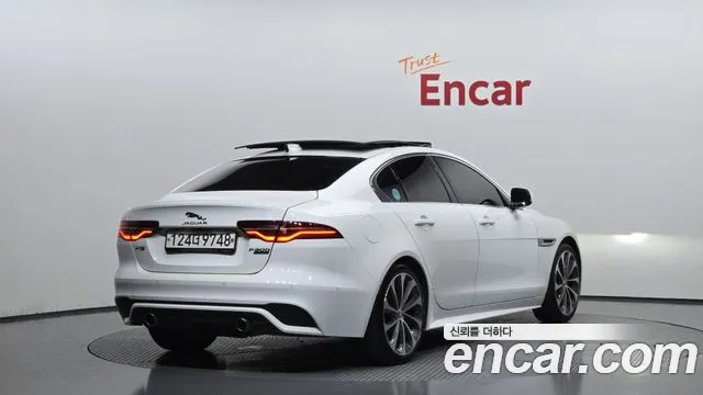 Jaguar XE 2020 — фото 2