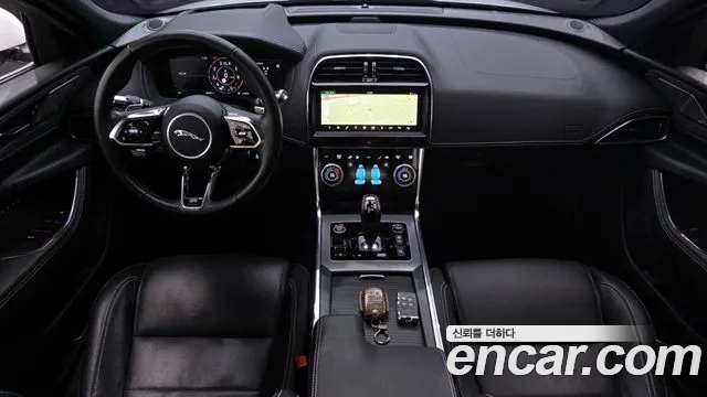 Jaguar XE 2020 — фото 7