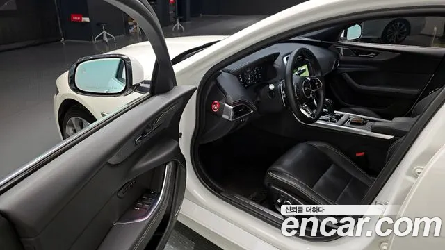 Jaguar XE 2020 — фото 11