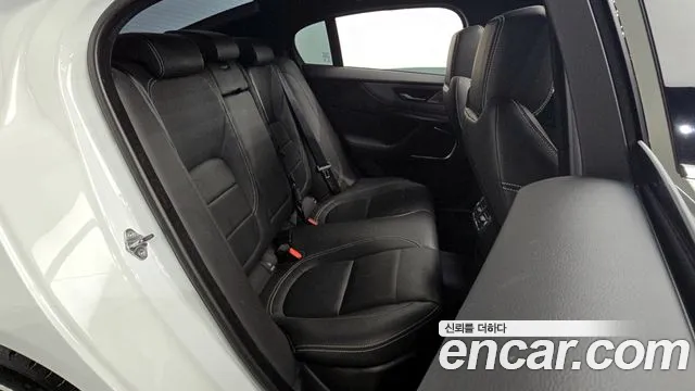 Jaguar XE 2020 — фото 12