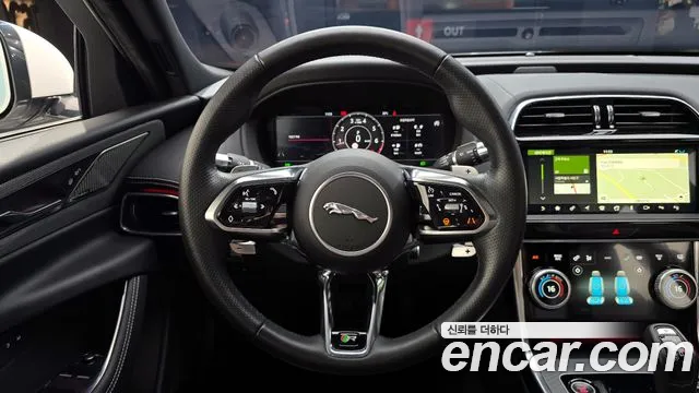 Jaguar XE 2020 — фото 13