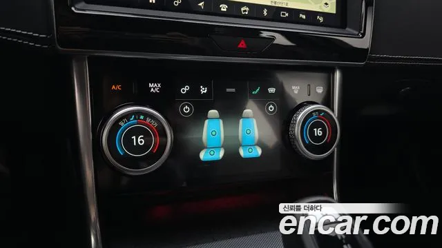 Jaguar XE 2020 — фото 15