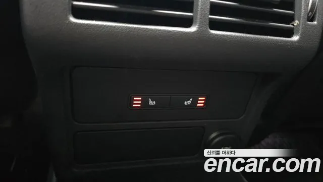 Jaguar XE 2020 — фото 18