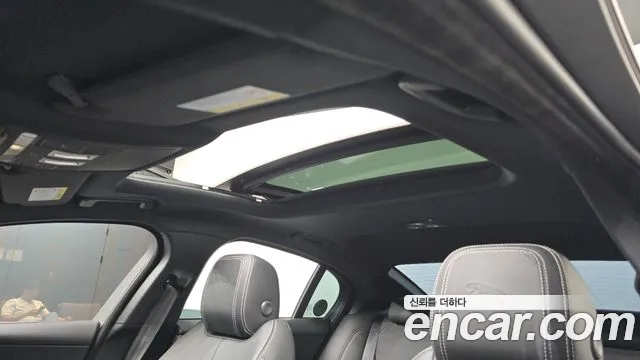 Jaguar XE 2020 — фото 19