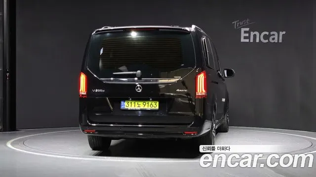 Mercedes-Benz V-Class 2023 — фото 4