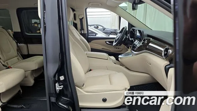 Mercedes-Benz V-Class 2023 — фото 11
