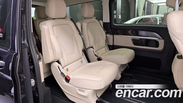 Mercedes-Benz V-Class 2023 — фото 12