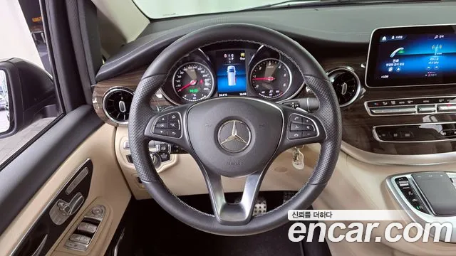 Mercedes-Benz V-Class 2023 — фото 13
