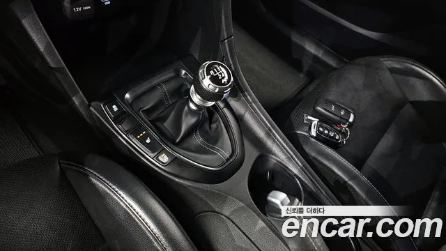 Hyundai Veloster 2022 — фото 9