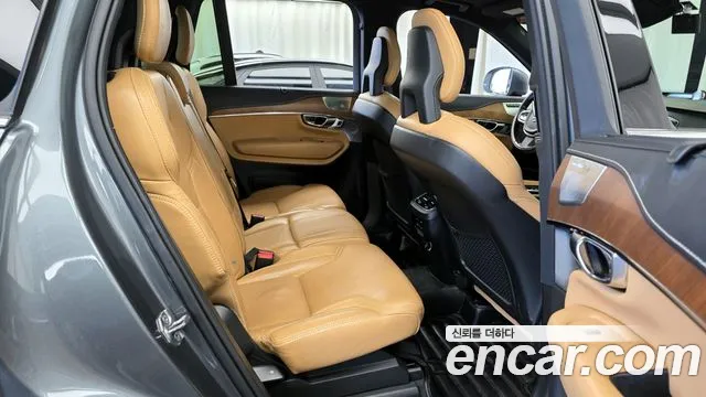 Volvo XC90 2018 — фото 12