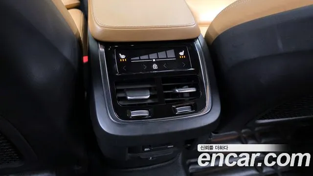 Volvo XC90 2018 — фото 18
