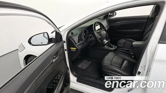 Hyundai AVANTE 2017 — фото 10