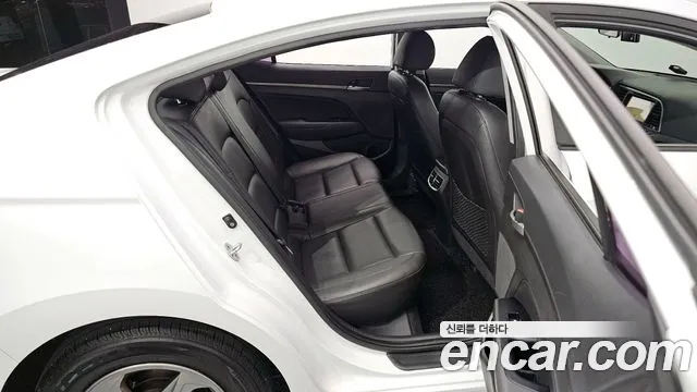 Hyundai AVANTE 2017 — фото 13