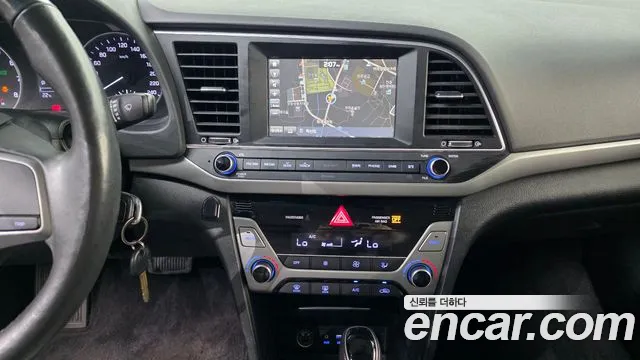 Hyundai AVANTE 2016 — фото 15
