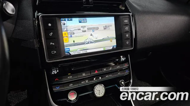 Jaguar XE 2016 — фото 16
