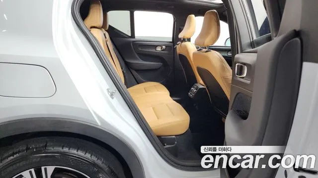Volvo XC40 2020 — фото 12