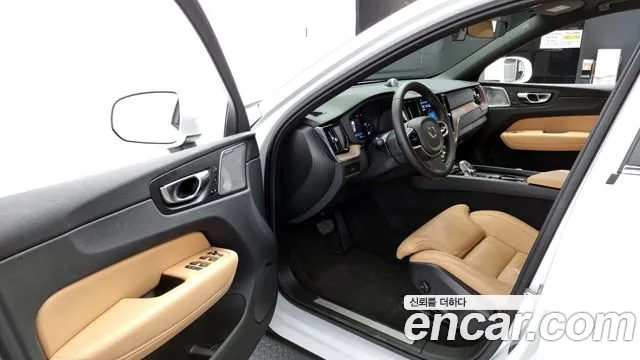Volvo XC60 2025 — фото 10