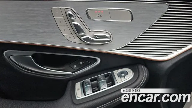 Mercedes-Benz EQC 2020 — фото 13