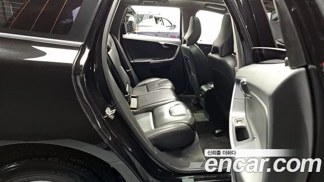 Volvo XC60 2017 — фото 12