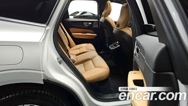 Volvo XC60 2023 — фото 12