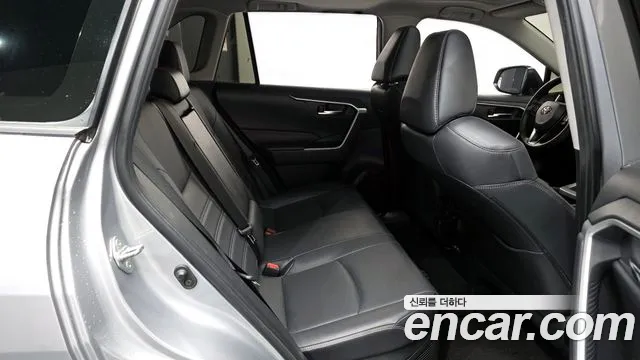 Toyota RAV4 2022 — фото 12