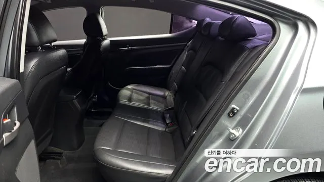 Hyundai AVANTE 2017 — фото 12